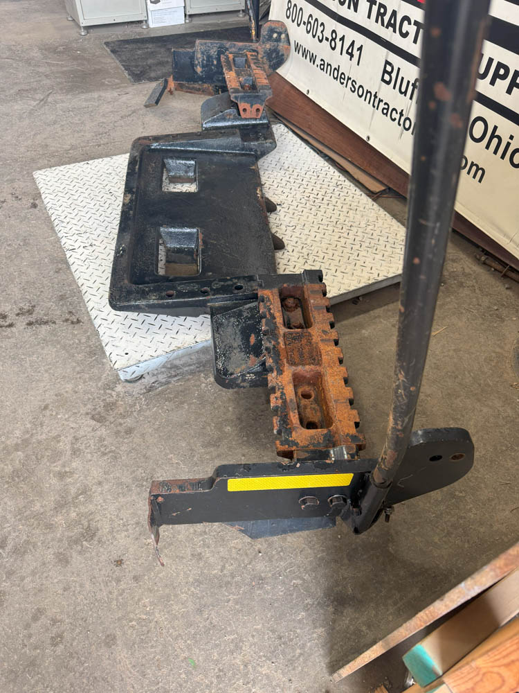 GOOD USED FRONT WEIGHT BRACKET - 413310A1 - Image 5