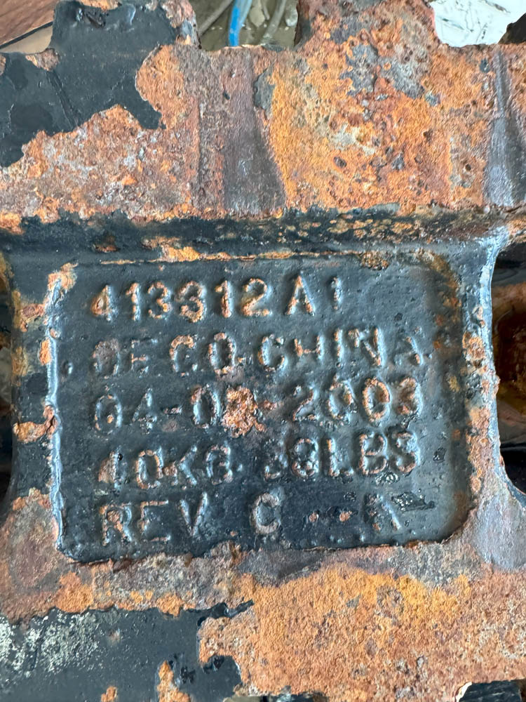 GOOD USED FRONT WEIGHT BRACKET - 413310A1 - Image 3