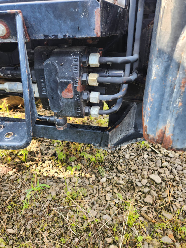 CASE I.H. L350 LOADER W/ 6' BUCKET - Image 11