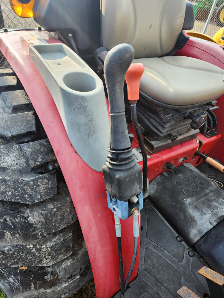 CASE I.H. L350 LOADER W/ 6' BUCKET - Image 12