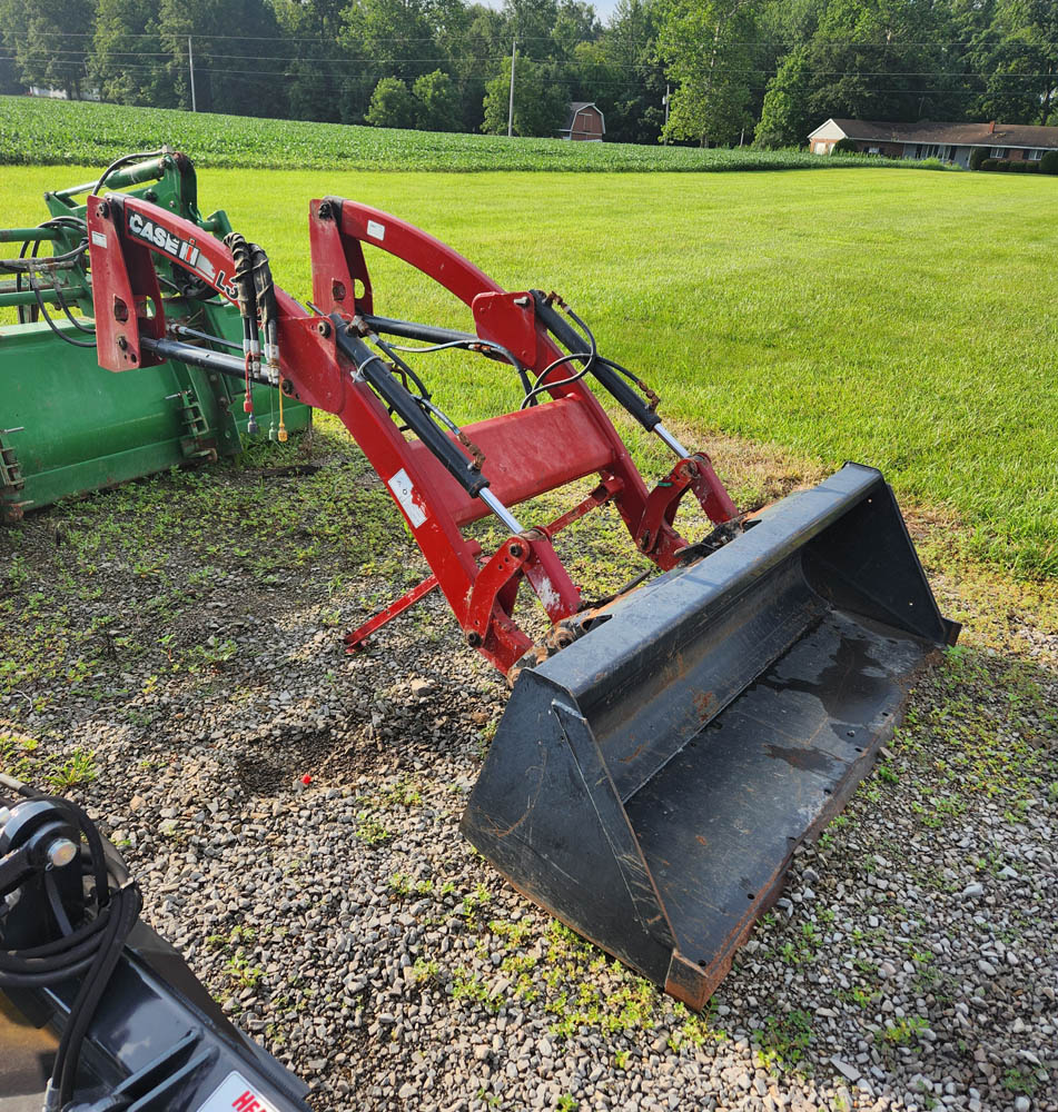 CASE I.H. L350 LOADER W/ 6' BUCKET - Image 2