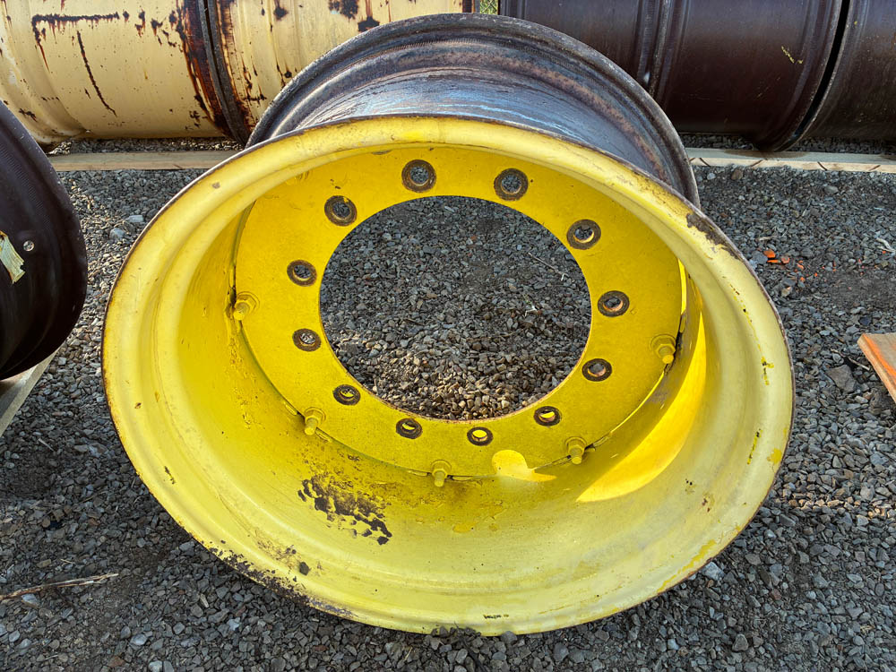 GOOD USED 15X26 RIM - RE33735